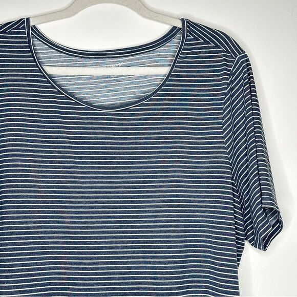 Old Navy Active Workout Go‎ Dry Tee Shirt White Gray Stripes Athletic Top - Picture 2 of 5